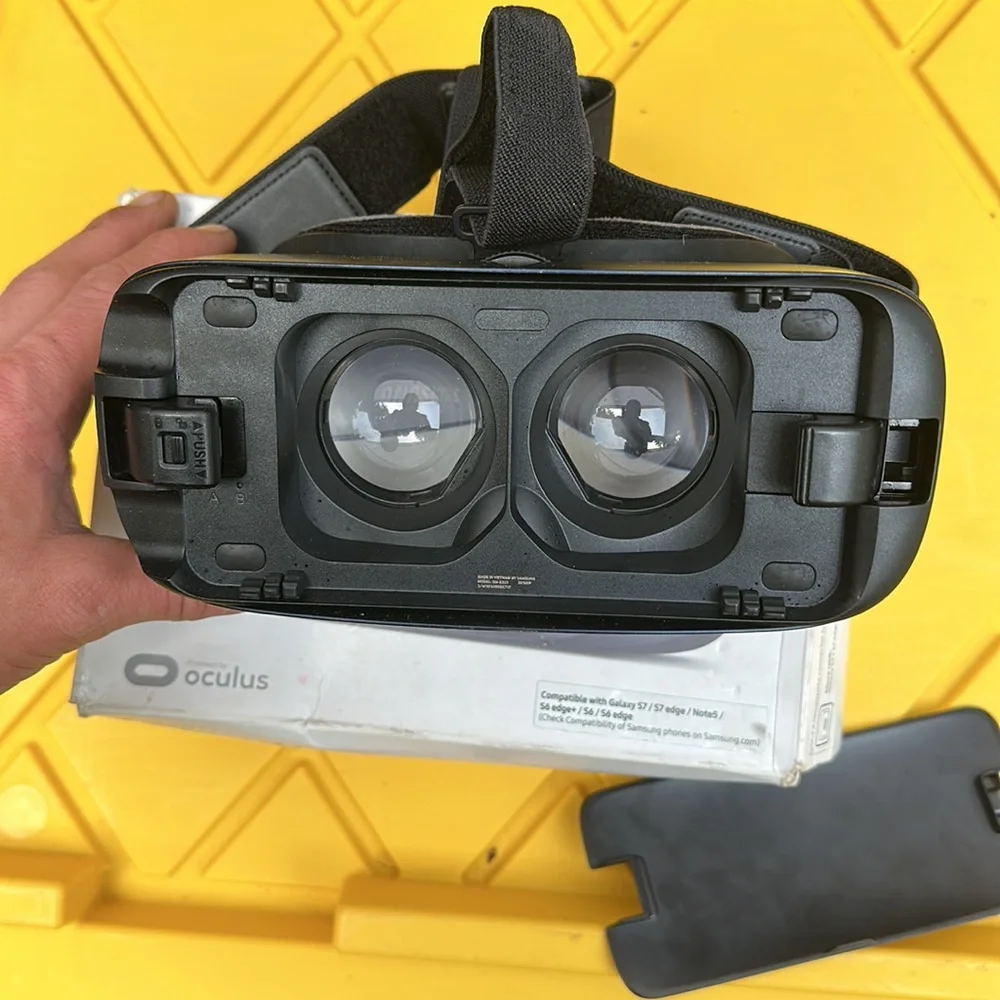 Samsung Gear VR powered by oculus Compatible with: Samsung Galaxy S7 etc. 2016